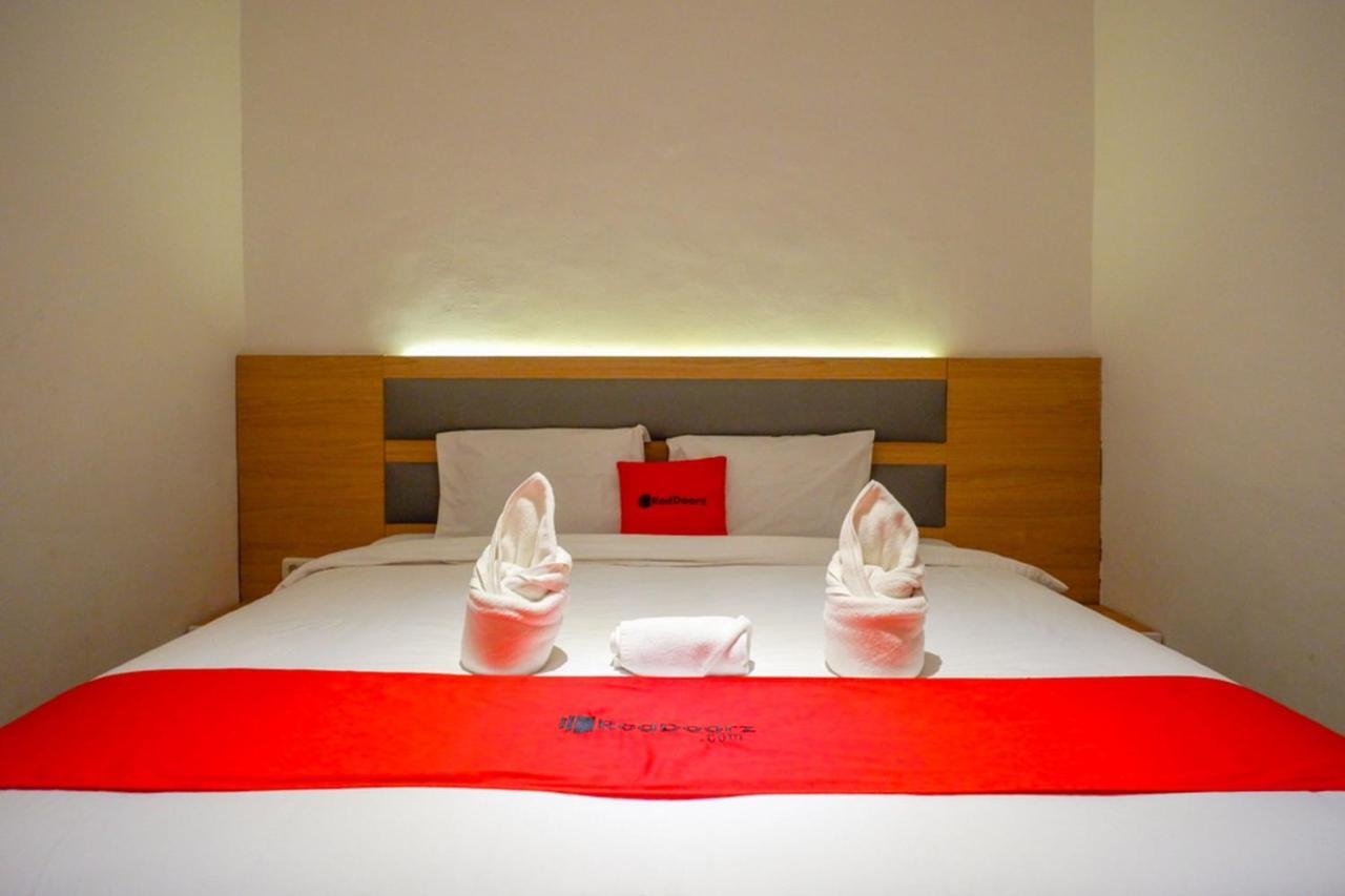 Reddoorz Plus @ Losari Makassar Exterior foto