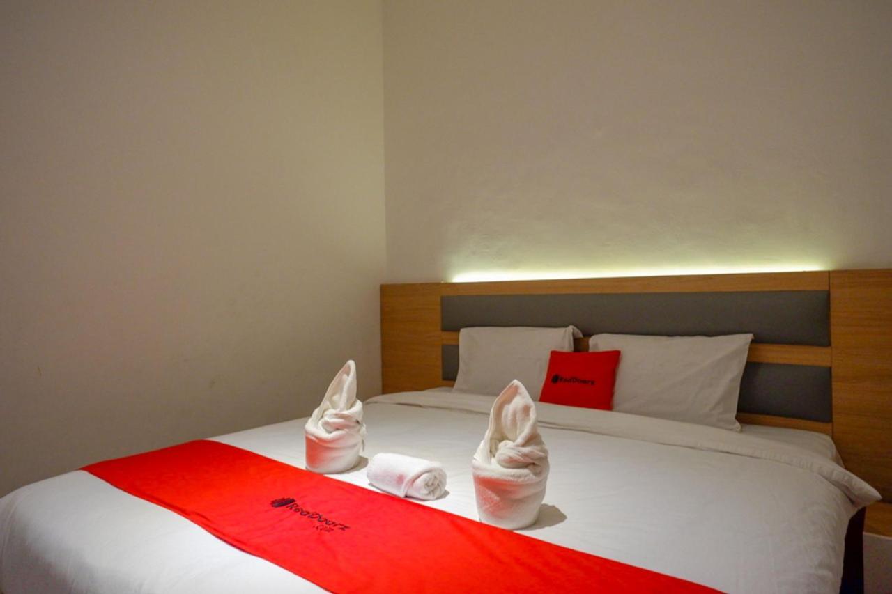 Reddoorz Plus @ Losari Makassar Exterior foto