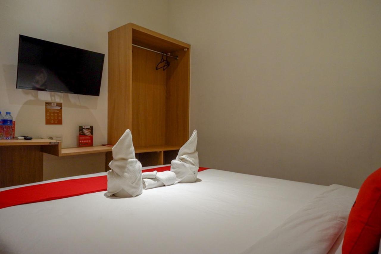Reddoorz Plus @ Losari Makassar Exterior foto
