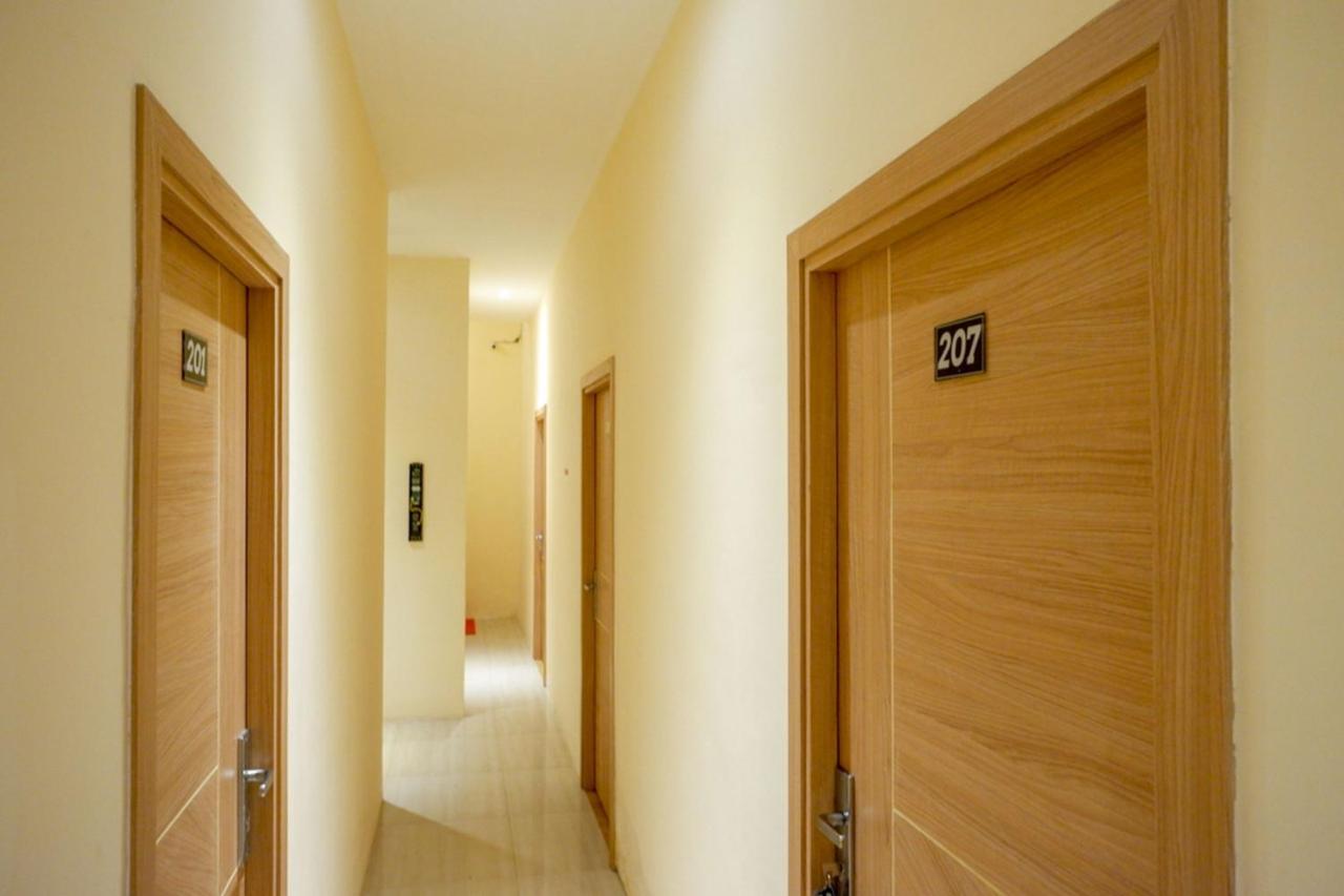 Reddoorz Plus @ Losari Makassar Exterior foto