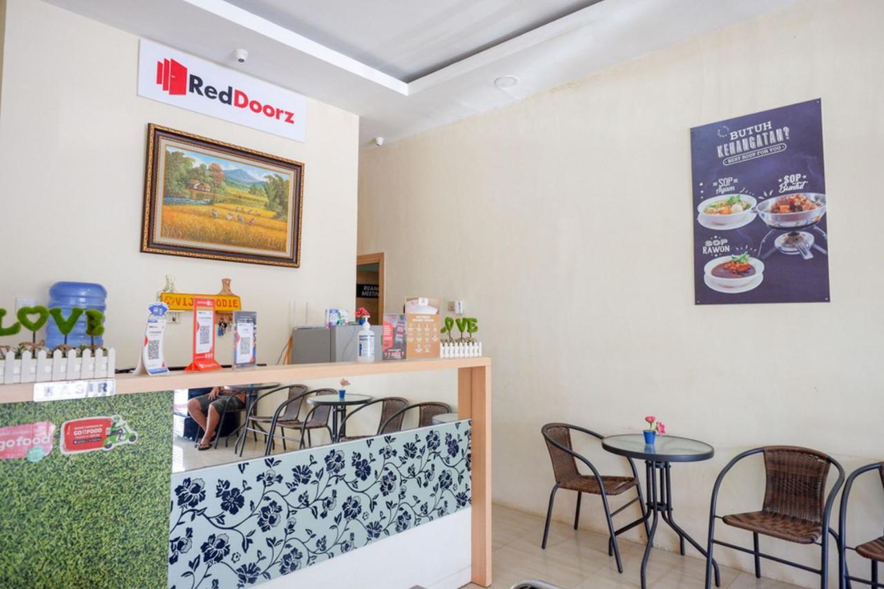 Reddoorz Plus @ Losari Makassar Exterior foto