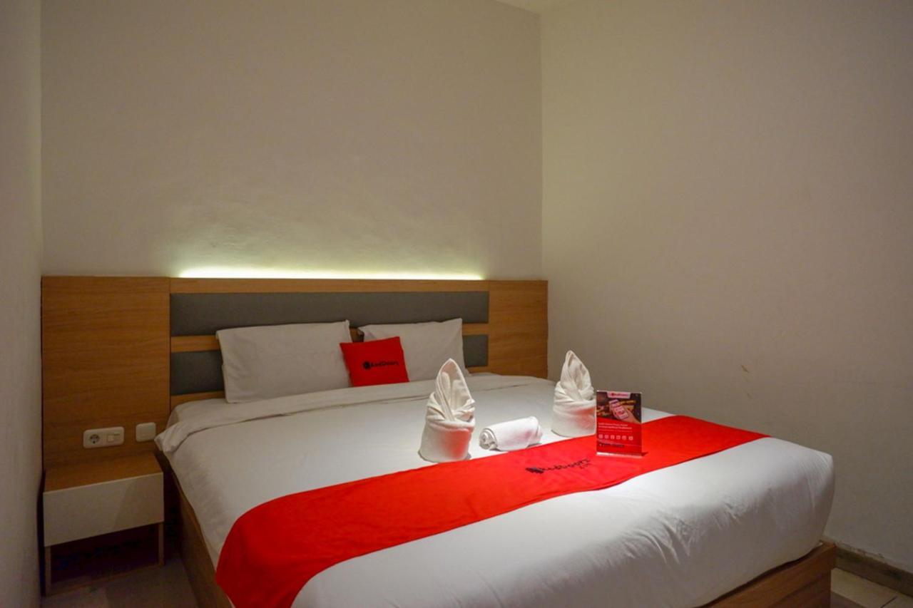 Reddoorz Plus @ Losari Makassar Exterior foto