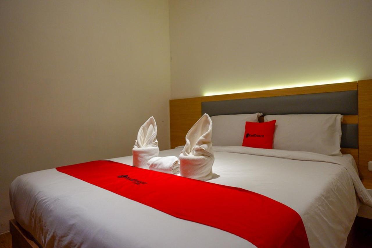 Reddoorz Plus @ Losari Makassar Exterior foto