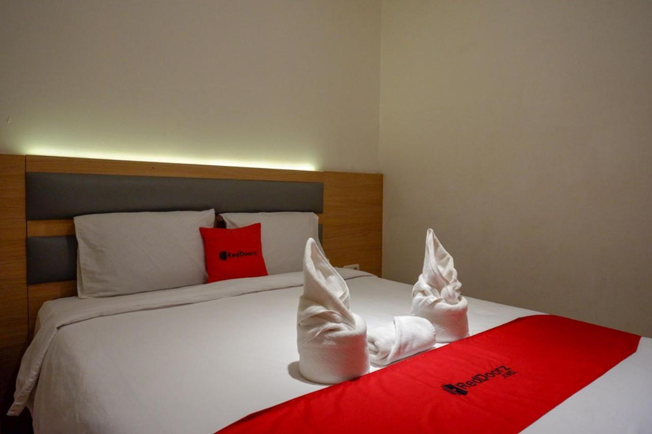 Reddoorz Plus @ Losari Makassar Exterior foto