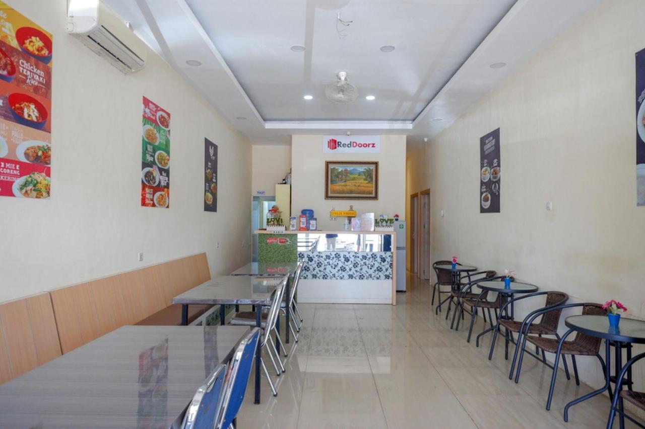 Reddoorz Plus @ Losari Makassar Exterior foto