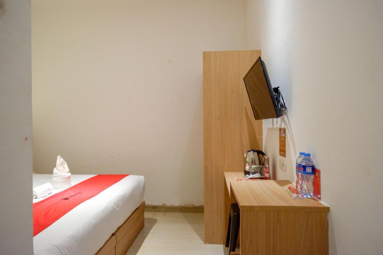 Reddoorz Plus @ Losari Makassar Exterior foto