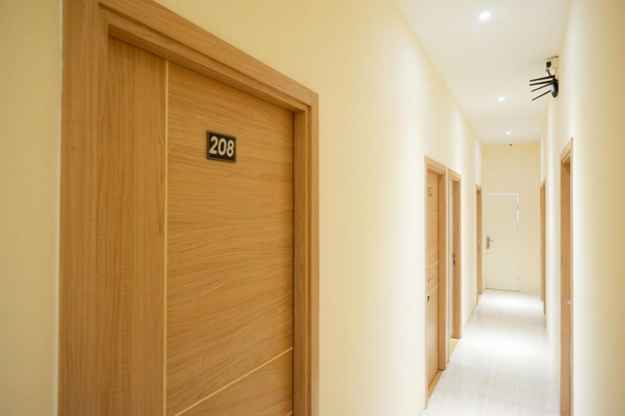 Reddoorz Plus @ Losari Makassar Exterior foto
