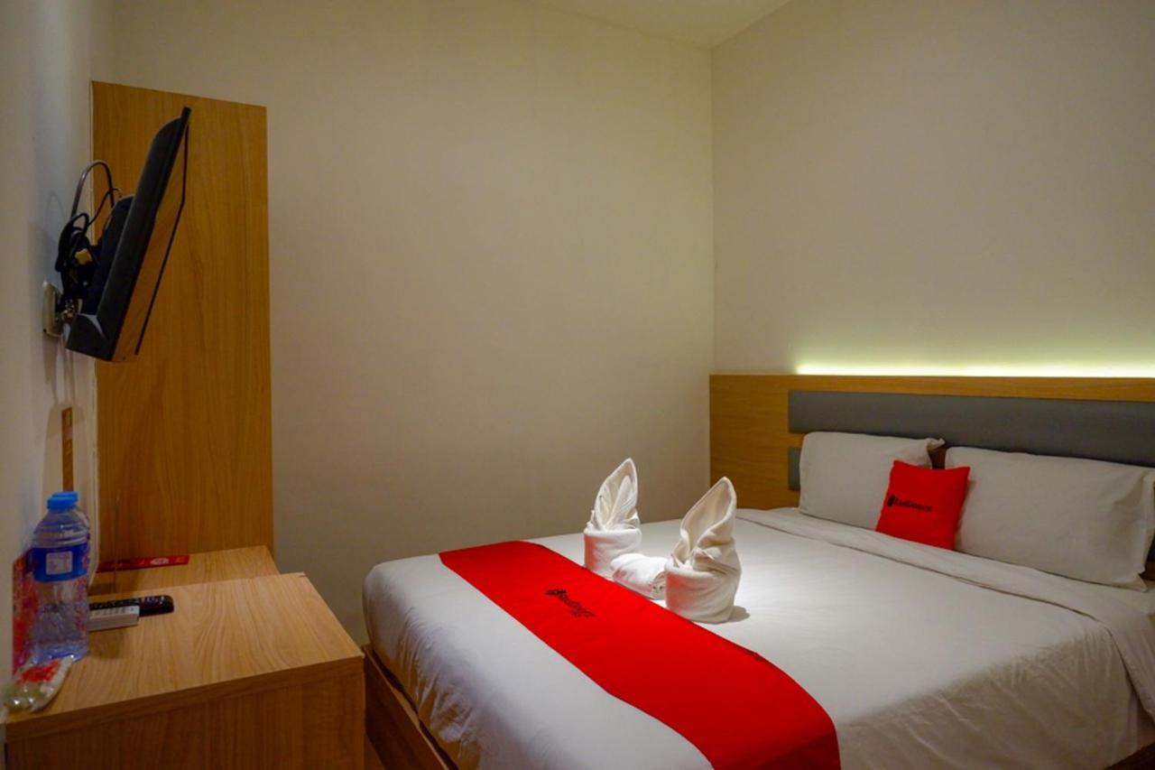 Reddoorz Plus @ Losari Makassar Exterior foto