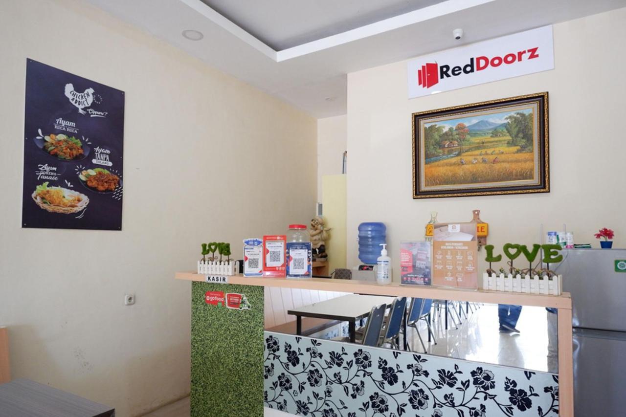 Reddoorz Plus @ Losari Makassar Exterior foto