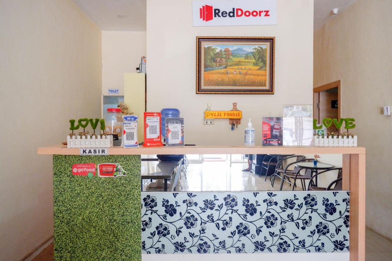 Reddoorz Plus @ Losari Makassar Exterior foto